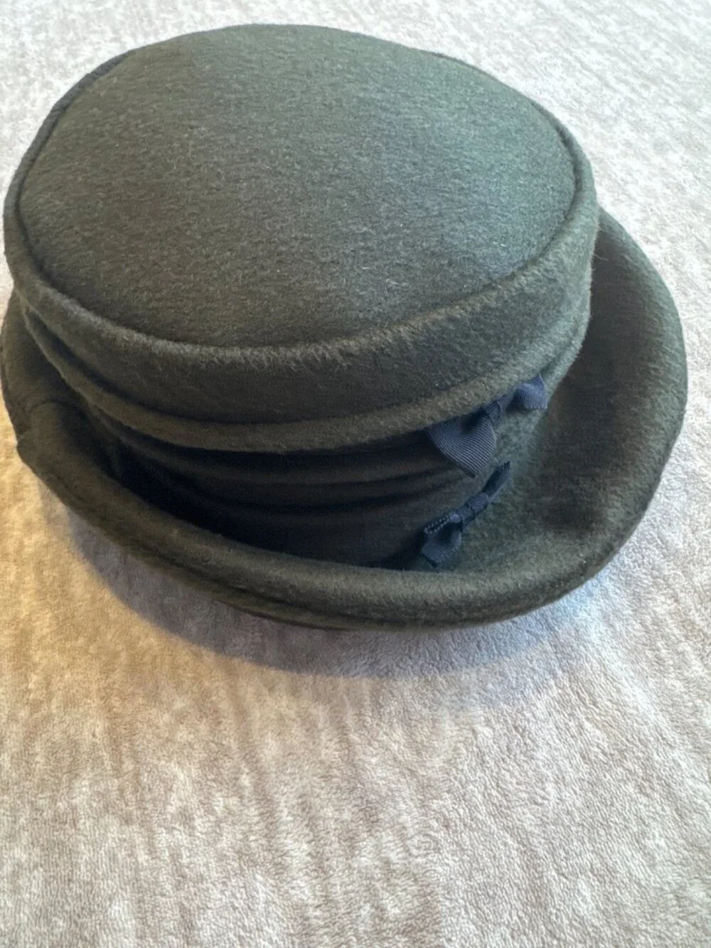 MSM Vogel Vintage Wool Felt Bow-Accented Olive Green Cloche Hat Old Money Fall